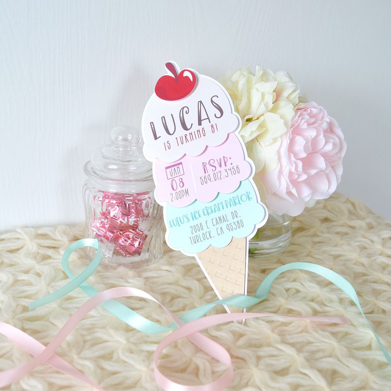 Puede incluir: Una invitaci&oacute;n en forma de cono de helado para una fiesta de cumplea&ntilde;os. La invitaci&oacute;n es rosa, azul y blanca con el texto "Lucas cumple 8!" y los detalles de la fiesta, incluyendo la fecha, la hora, la informaci&oacute;n de RSVP y la ubicaci&oacute;n.