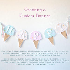 Op de afbeelding: Een banner met het woord "HAPPY" gespeld in witte letters op papieren uitsnijdingen in de vorm van ijshoorns. De hoorns zijn versierd met pastelblauwe, roze en witte sprinkles. De banner is aan elkaar geregen met wit touw. De tekst "Ordering a Custom Banner" staat in paars bovenaan de afbeelding. De tekst onder de banner legt uit hoe je een aangepaste banner kunt bestellen.