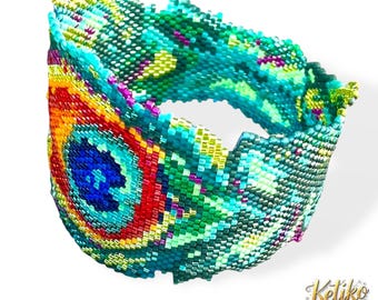Anleitungen für selbstgemachte Peyote-Stickereien mit Pfauenfedermotiven für Armreifen (offen oder geschlossen) sowie traditionelle Peyote- und Brick-Stitch-Techniken.