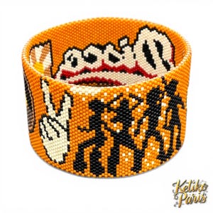 Peut inclure: Bracelet manchette orange en perles avec des graphiques noirs et blancs. Le bracelet présente un signe de paix et le mot "Boogie". Le design est réalisé avec de petites perles colorées, créant une surface texturée. Le bracelet est de style manchette large.