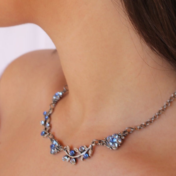 Collier fleur bleu, parsemée de Swarovski collier, argent plaqué coulée collier, fleur Vintage, collier en cristal Swarovski