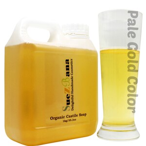 K&ouml;nnte beinhalten: Ein gro&szlig;er, durchsichtiger Plastikkanister gef&uuml;llt mit einer hellgelben Fl&uuml;ssigkeit. Der Kanister hat einen wei&szlig;en Griff und ein Etikett mit der Aufschrift "SueZ3ana Delightful Handmade Cosmetics Organic Castile Soap 1kg/35.3oz". Neben dem Kanister steht ein Glas mit der gleichen Fl&uuml;ssigkeit. Die Fl&uuml;ssigkeit ist mit "pale gold color" gekennzeichnet.