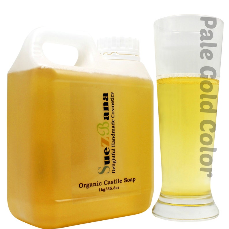 K&ouml;nnte beinhalten: Ein gro&szlig;er, durchsichtiger Plastikkanister gef&uuml;llt mit einer hellgelben Fl&uuml;ssigkeit. Der Kanister hat einen wei&szlig;en Griff und ein Etikett mit der Aufschrift "SueZ3ana Delightful Handmade Cosmetics Organic Castile Soap 1kg/35.3oz". Neben dem Kanister steht ein Glas mit der gleichen Fl&uuml;ssigkeit. Die Fl&uuml;ssigkeit ist mit "pale gold color" gekennzeichnet.