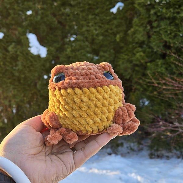 Reggi The Frog crochet pattern.