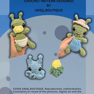 Puede incluir: La imagen presenta peluches de alienígenas de ganchillo. Uno es verde con boca amarilla y pañal blanco, otro es un alienígena granjero con peto azul y sombrero. También se muestra un pulpo azul y un peluche de maíz.