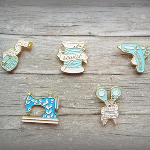 Needle Minder // Enamel Sewing Machine // Magnetic Needle Minder // Stitching Needle Minder // Scissor Needle Keeper // Sewing Accessories