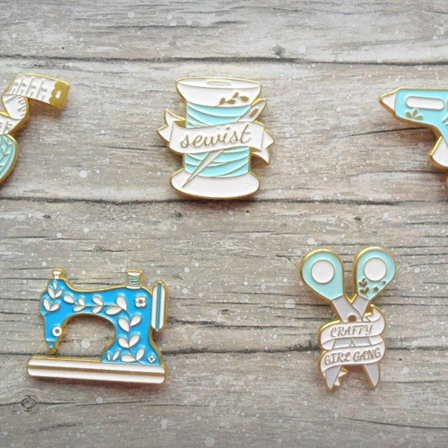 Needle Minder // Enamel Sewing Machine // Needle Etsy UK