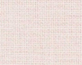 Puede incluir: Primer plano de una tela blanca con un sutil patrón tejido rosa. La tela tiene una textura suave y un ligero brillo iridiscente.