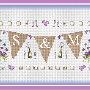 Könnte beinhalten: Ein Kreuzstichmuster mit einem Banner mit dem Text "MRS & MRS" und floralen Akzenten. Das Banner ist mit Herzen, Weinflaschen und Gläsern verziert. Das Muster ist auf weißem Hintergrund mit hellblauem Rand.
