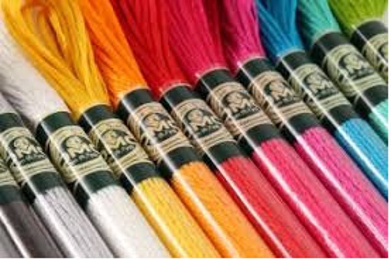 Puede incluir: Surtido de carretes de hilo de bordar DMC en varios colores, incluyendo gris, plateado, amarillo, naranja, rojo, rosa, azul, turquesa y verde.