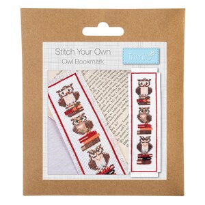 Peut inclure: Une carte en papier brun avec un fond blanc et le texte "Stitch Your Own Owl Bookmark" en noir. La carte présente deux images d'un motif de point de croix d'un hibou avec une pile de livres. Le texte "Trimits" est dans un cadre blanc avec une feuille verte.