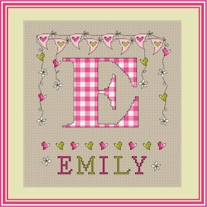 Puede incluir: Patrón de punto de cruz con una letra E de vichy rosa y blanco con el nombre "EMILY" debajo. La letra está rodeada de una guirnalda de corazones verdes y rosas.