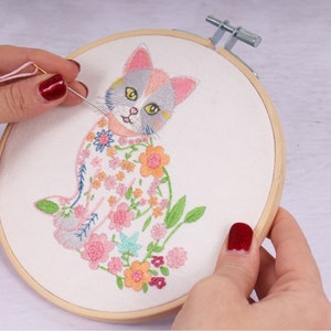 Floral Cat Embroidery Kit / Cat Embroidery Kit / White Cat Sewing kit // White Floral Cat Embroidery / Free Hoop / Flower Cat Embroidery Kit image 4