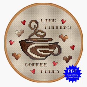 Puede incluir: Patrón de punto de cruz con una taza de café y el texto "Life Happens Coffee Helps" y corazones en rojo, marrón y naranja.