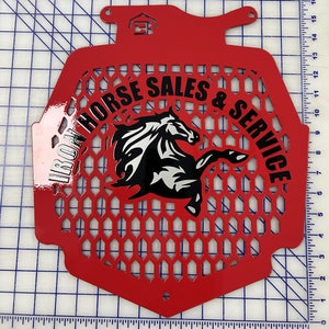 K&ouml;nnte beinhalten: Roter Metallgrill mit einem schwarzen und wei&szlig;en Pferdelogo und dem Text "IRON HORSE SALES & SERVICE".