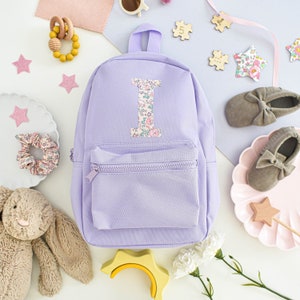 Mochila infantil con diseño floral de corazones, con arnés de correa, rosa,  negro, para jardín de infantes, preescolar, guardería, bolsa de viaje para