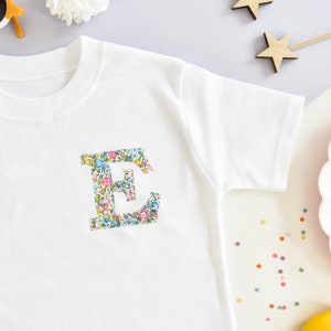 Camiseta infantil personalizada Liberty of London con inicial y bolsillo pequeño - Manga corta - Blanca
