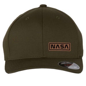 Boné de sarja com 6 painéis, letra DK da NASA, marrom e preto, com patch de couro sintético, perfil médio, Flexfit, costas fechadas - do pequeno ao tamanho grande 2XL