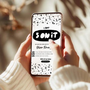 K&ouml;nnte beinhalten: Ein Smartphone zeigt eine digitale Einladung mit wei&szlig;em Hintergrund und schwarzen, handgezeichneten Kritzelmustern. Der Text lautet I GOT 5 ON IT, HIP HOP ON OVER AND CELEBRATE, Oliver Turning, TO ALL THE KIDS IN THE PLACE WITH, THE JOHNSON CRIB, 213 DERRICK STREET, SATURDAY MAY 14 AT 1:30 PM, Hello at my name und 222-333-4444.