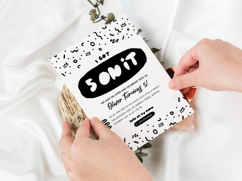 K&ouml;nnte beinhalten: Eine wei&szlig;e, rechteckige Geburtstagseinladungskarte mit handgezeichneten schwarzen Mustern aus Kronen, Punkten und Schn&ouml;rkeln. Der Text lautet I GOT 5 ON IT, HIP HOP ON OVER AND CELEBRATE WITH US, OLIVER TURNING 5!, TO ALL THE KIDS IN THE PLACE WITH STYLE & GRACE, THE JOHNSON CRIB, 213 DERRICK STREET, BOSTON, SATURDAY MAY 14 AT 1:30 PM, Holla at my Nana, und 222-333-4444.
