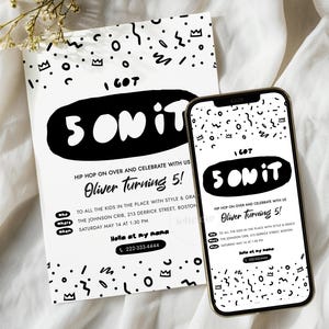 K&ouml;nnte beinhalten: Eine wei&szlig;e rechteckige Geburtstagseinladungskarte und ein Smartphone mit demselben Design. Beide zeigen schwarze Konfettimuster, Kronen und den Text I GOT 5 ON IT, Oliver Turning 5, zusammen mit Veranstaltungsdetails wie Datum, Uhrzeit und Ort.