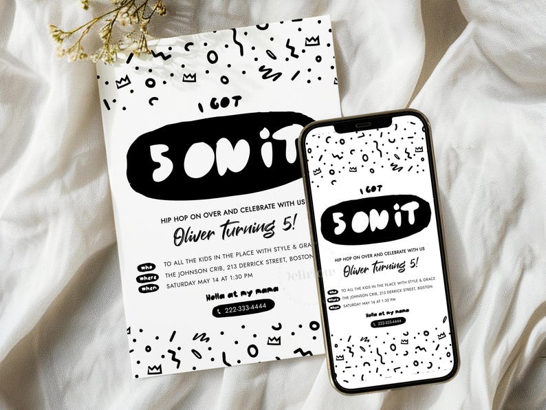 K&ouml;nnte beinhalten: Eine wei&szlig;e rechteckige Geburtstagseinladungskarte und ein Smartphone mit demselben Design. Beide zeigen schwarze Konfettimuster, Kronen und den Text I GOT 5 ON IT, Oliver Turning 5, zusammen mit Veranstaltungsdetails wie Datum, Uhrzeit und Ort.