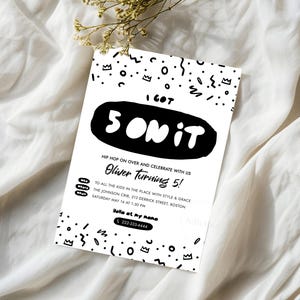 K&ouml;nnte beinhalten: Eine rechteckige wei&szlig;e Einladungskarte mit schwarzen, handgezeichneten Kritzelmustern aus Kronen und Formen. Der Text lautet I GOT 5 ON IT, HIP HOP ON OVER AND CELEBRATE WITH US, Oliver Turning 5!, who, where, when, THE JOHNSON CRIB, 222-333-4444.