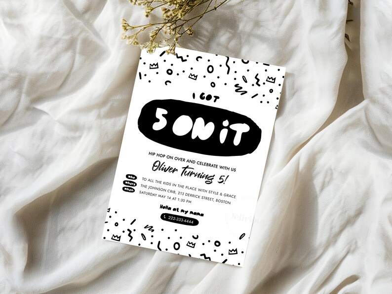 K&ouml;nnte beinhalten: Eine rechteckige wei&szlig;e Einladungskarte mit schwarzen, handgezeichneten Kritzelmustern aus Kronen und Formen. Der Text lautet I GOT 5 ON IT, HIP HOP ON OVER AND CELEBRATE WITH US, Oliver Turning 5!, who, where, when, THE JOHNSON CRIB, 222-333-4444.
