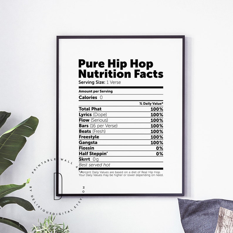 Puede incluir: Un p&oacute;ster imprimible con un dise&ntilde;o en blanco y negro que parece una etiqueta de informaci&oacute;n nutricional para la m&uacute;sica hip hop. El p&oacute;ster tiene el t&iacute;tulo "Pure Hip Hop Nutrition Facts" y enumera diferentes elementos de la m&uacute;sica hip hop, como "Lyrics", "Flow", "Bars", "Beats", "Freestyle", "Gangsta", "Flossin", "Half Steppin'" y "Skrrt". Cada elemento tiene un porcentaje de valor diario indicado junto a &eacute;l.