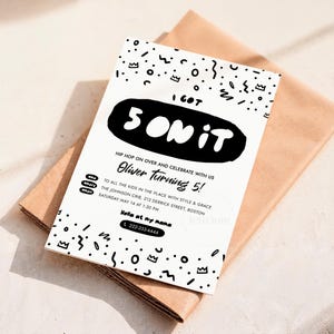 K&ouml;nnte beinhalten: Eine wei&szlig;e, rechteckige Geburtstagseinladungskarte mit schwarzem Text und grafischen Mustern. Die Karte zeigt den Text I GOT 5 ON IT, Oliver turning 5, sowie Veranstaltungsdetails, verziert mit kleinen Kronen- und Kringelsymbolen.