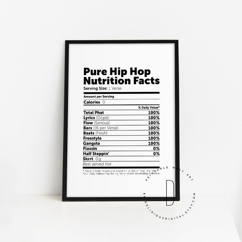 Puede incluir: Un p&oacute;ster imprimible en blanco y negro con una etiqueta de informaci&oacute;n nutricional para la m&uacute;sica hip hop. El p&oacute;ster tiene el t&iacute;tulo "Pure Hip Hop Nutrition Facts" y enumera varios elementos del hip hop como "Lyrics", "Flow", "Bars", "Beats", "Freestyle", "Gangsta", "Flossin", "Half Steppin'" y "Skrrt Og" con un valor diario porcentual del 100% para cada elemento, excepto "Flossin" y "Half Steppin'" que tienen un valor diario porcentual del 0%.