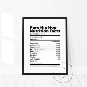 Puede incluir: Un p&oacute;ster imprimible en blanco y negro con una etiqueta de informaci&oacute;n nutricional para "Pure Hip Hop". La etiqueta enumera varios elementos del hip hop como "Lyrics", "Flow", "Bars", "Beats", "Freestyle", "Gangsta", "Flossin", "Half Steppin'" y "Skrrt".