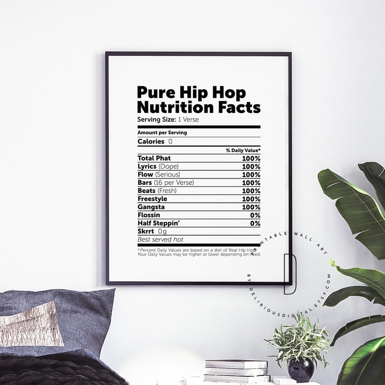 Puede incluir: Un p&oacute;ster imprimible en blanco y negro con una etiqueta de informaci&oacute;n nutricional para la m&uacute;sica hip hop. El p&oacute;ster tiene el t&iacute;tulo "Pure Hip Hop Nutrition Facts" y enumera varios elementos del hip hop como "Total Phat", "Lyrics", "Flow", "Bars", "Beats", "Freestyle", "Gangsta", "Flossin", "Half Steppin'" y "Skrrt" con un valor diario porcentual del 100% para cada elemento, excepto "Flossin" y "Half Steppin'" que tienen un valor diario porcentual del 0%.
