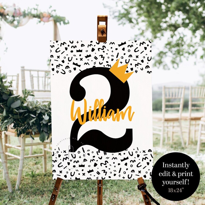 Puede incluir: Un cartel imprimible de 46x61 cm con un patr&oacute;n geom&eacute;trico en blanco y negro. El n&uacute;mero 2 est&aacute; en negro con una corona amarilla en la parte superior. El nombre William est&aacute; escrito en amarillo debajo del n&uacute;mero. El cartel es perfecto para una fiesta de segundo cumplea&ntilde;os.