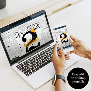 Puede incluir: Un port&aacute;til y una pantalla de tel&eacute;fono inteligente muestran un dise&ntilde;o para una tarjeta de cumplea&ntilde;os. El dise&ntilde;o presenta un n&uacute;mero dos negro con una corona dorada y el nombre "William" en letras doradas. El fondo es un patr&oacute;n blanco y negro.