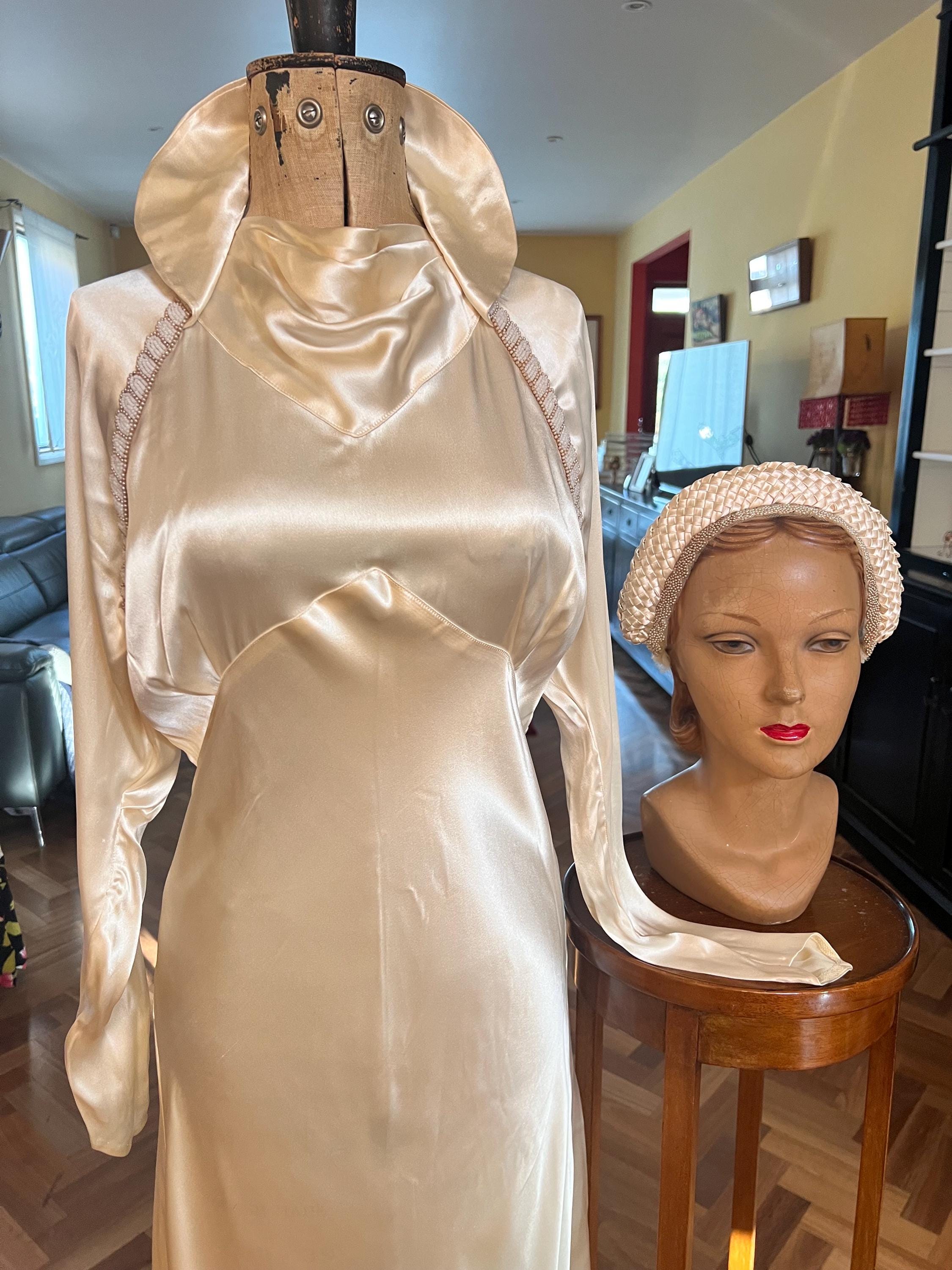 abito da sposa in raso liquido anni '30 con copricapo abbinato