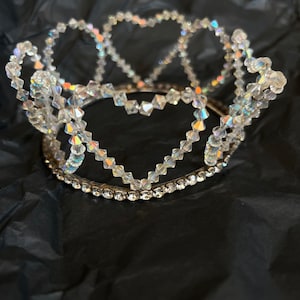 Encantadores corazones de cristal de la década de 1950 y tiara de corona de alto brillo con pedrería