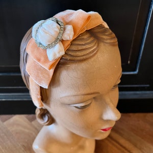 Diadema con lazo de terciopelo y pedrería vintage hecha a mano