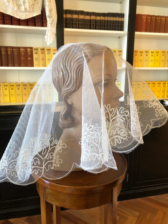 Beautiful 1950s embroidered short scalloped veil