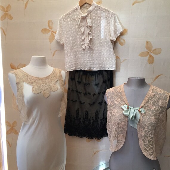 Embroidered Tulle lace skirt with scalloped hemlin