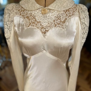 1930er Jahre Flüssiges Satin und Spitze Brautkleid