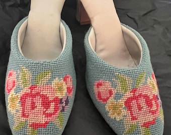 Mulas boudoir sin usar cosidas y bordadas a mano de los años 40.