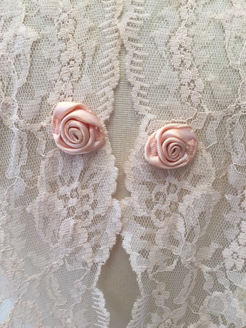 Sweet 1960s sheet net lace swing blouse with ribbon roses and scalloped edging