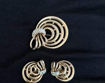 Goldtone and rhinestone 1940s brooch and earrings set