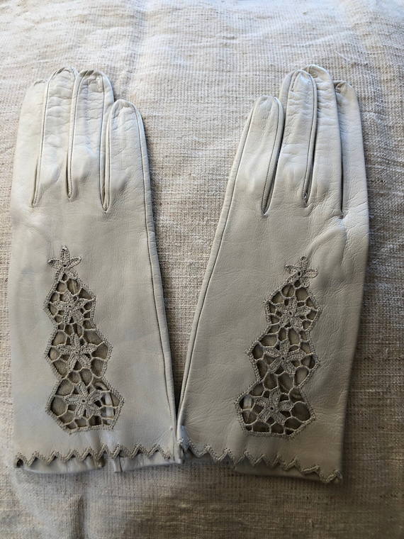 Exceptional 1950s embroidered kid leather gloves.