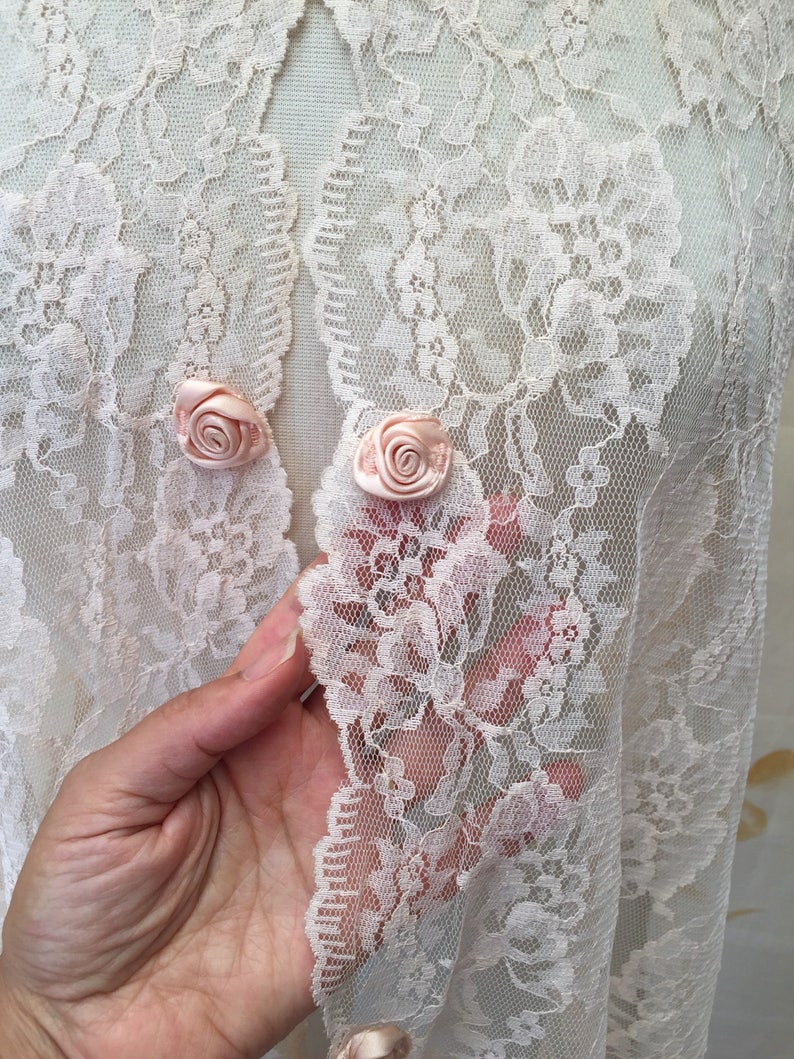 Sweet 1960s sheet net lace swing blouse with ribbon roses and scalloped edging
