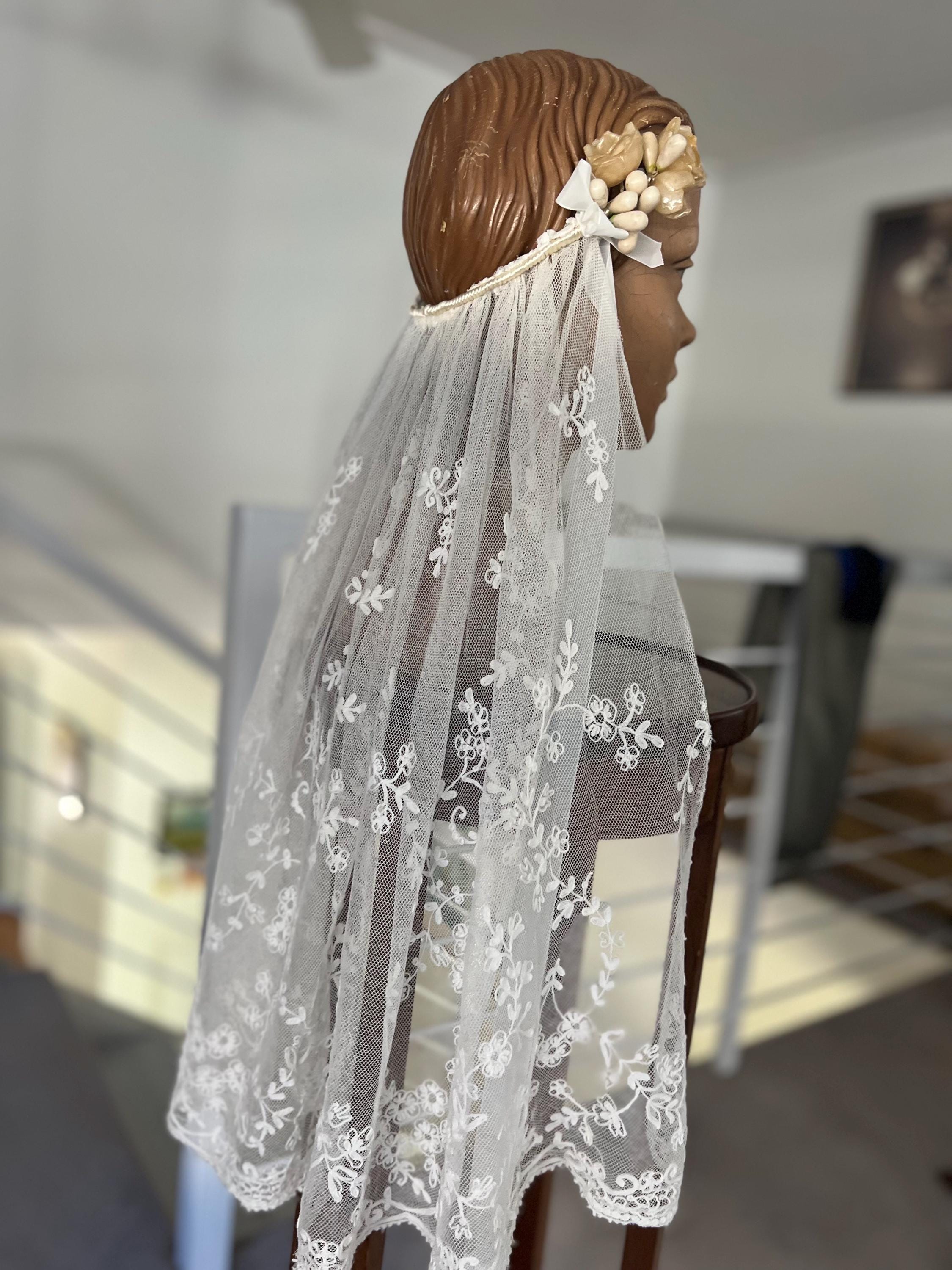 アンティークの刺繍入りチュールレースベールとワックスヘッドピース