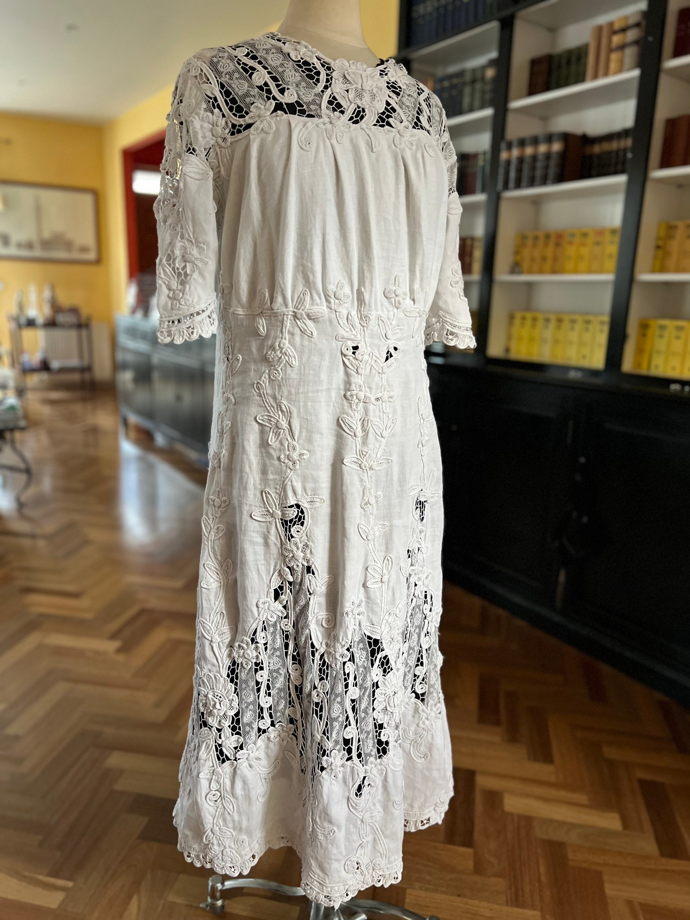 Vestido de encaje y lino bordado con calidad de museo de alrededor de 1919  -  México