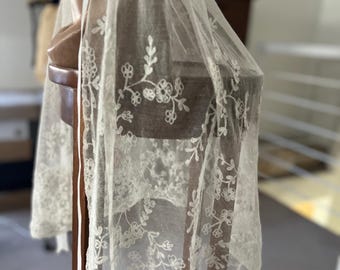 アンティークの刺繍入りチュールレースベールとワックスヘッドピース