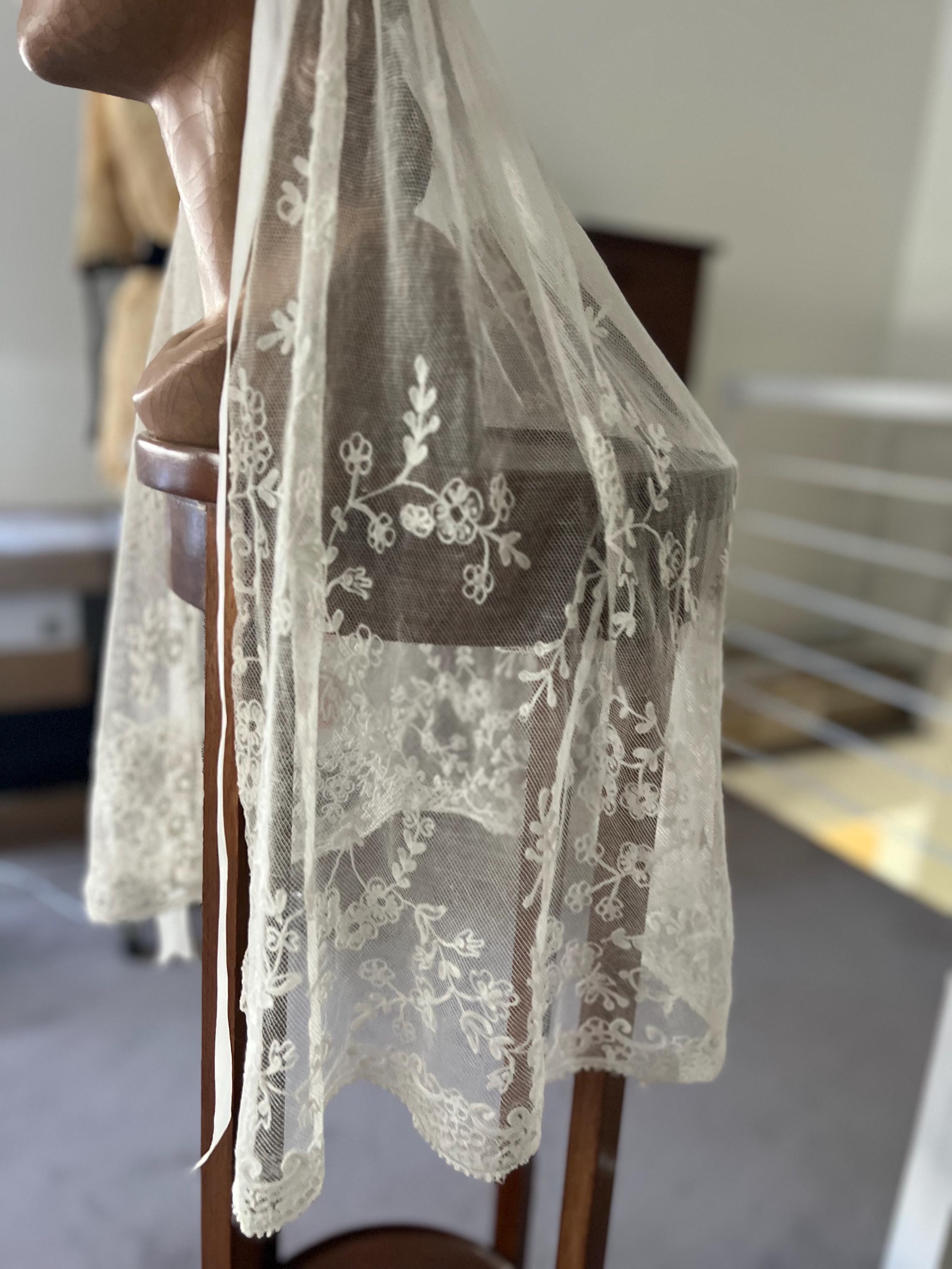 アンティークの刺繍入りチュールレースベールとワックスヘッドピース
